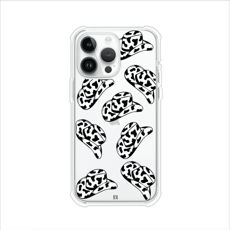 Funda para iPhone con diseño de múltiples sombreros vaqueros en estampado blanco y negro tipo vaca. Estilo western minimalista con vibe country. Producto de Remark Mx.