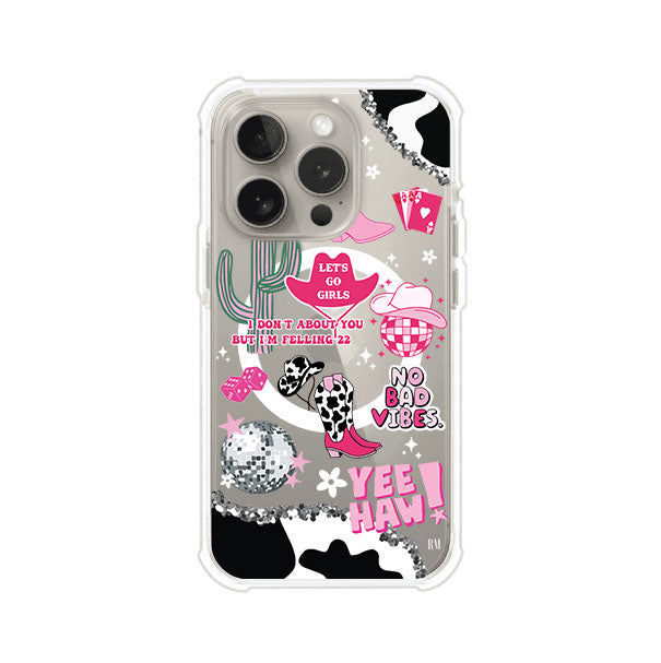 Funda para iPhone con diseño de temática vaquera en tonos rosa y negro, incluye botas, sombrero, cactus, disco ball y frases como "Let’s go girls" y "Yee Haw!". Estilo girly y divertido. Producto de Remark Mx