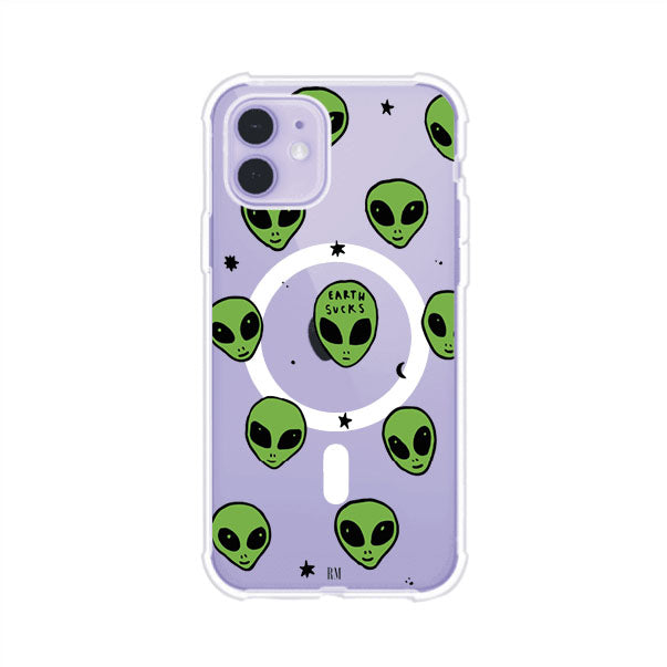 Funda para iPhone con diseño de alienígenas verdes y frase "Earth Sucks", fondo negro con detalles espaciales. Estilo divertido y rebelde. Producto de Remark MX