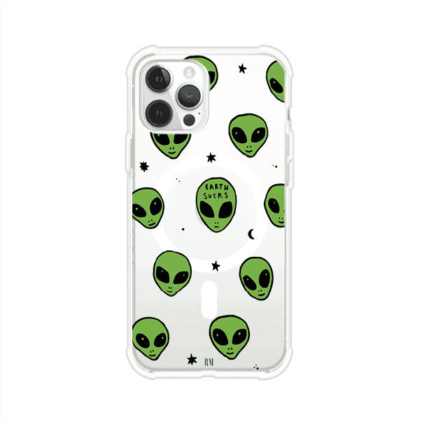 Funda para iPhone con diseño de alienígenas verdes y frase "Earth Sucks", fondo negro con detalles espaciales. Estilo divertido y rebelde. Producto de Remark MX