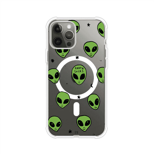 Funda para iPhone con diseño de alienígenas verdes y frase "Earth Sucks", fondo negro con detalles espaciales. Estilo divertido y rebelde. Producto de Remark MX