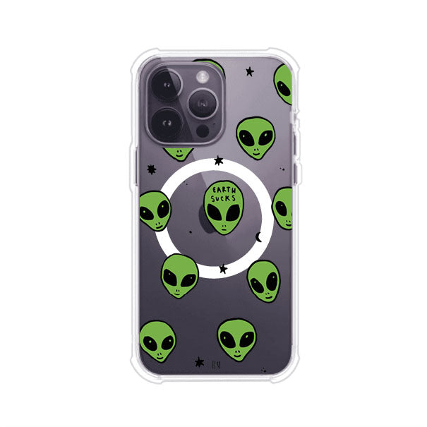 Funda para iPhone con diseño de alienígenas verdes y frase "Earth Sucks", fondo negro con detalles espaciales. Estilo divertido y rebelde. Producto de Remark MX