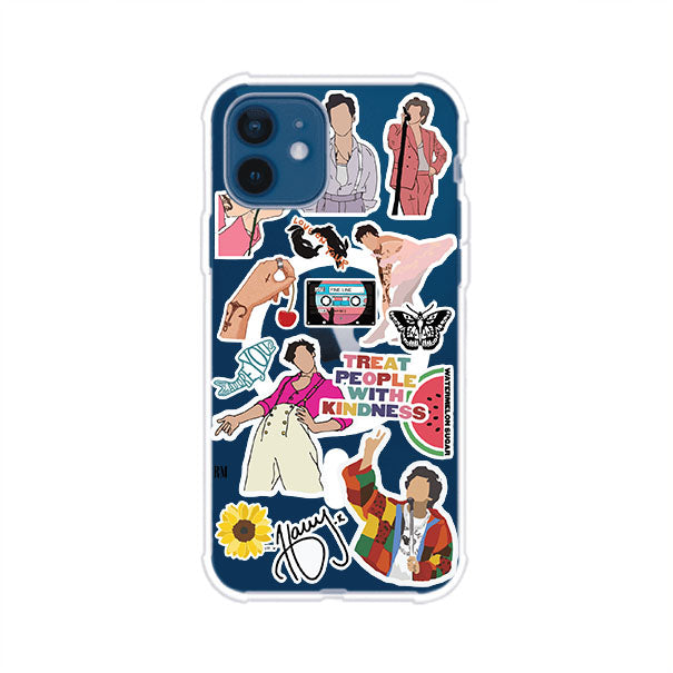 Funda para iPhone con diseño de stickers inspirados en Harry Styles. Incluye frases como "Treat People With Kindness", dibujos de outfits icónicos, girasoles, y elementos retro sobre base transparente. Ideal para fans. Producto de Remark Mx