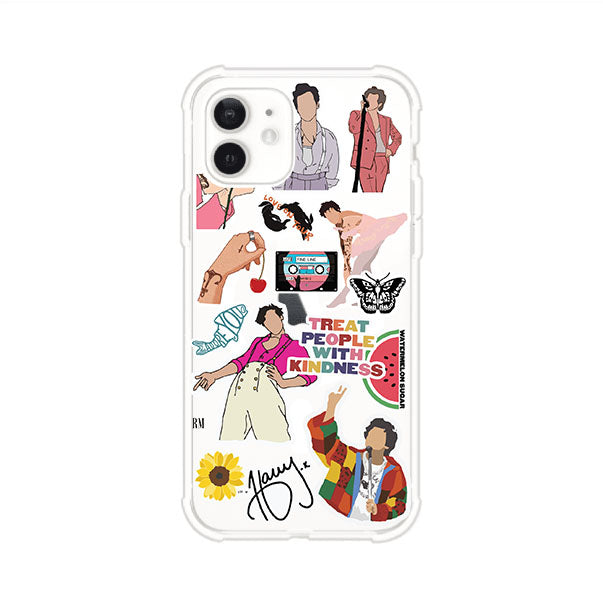 Funda para iPhone con diseño de stickers inspirados en Harry Styles. Incluye frases como "Treat People With Kindness", dibujos de outfits icónicos, girasoles, y elementos retro sobre base transparente. Ideal para fans. Producto de Remark Mx