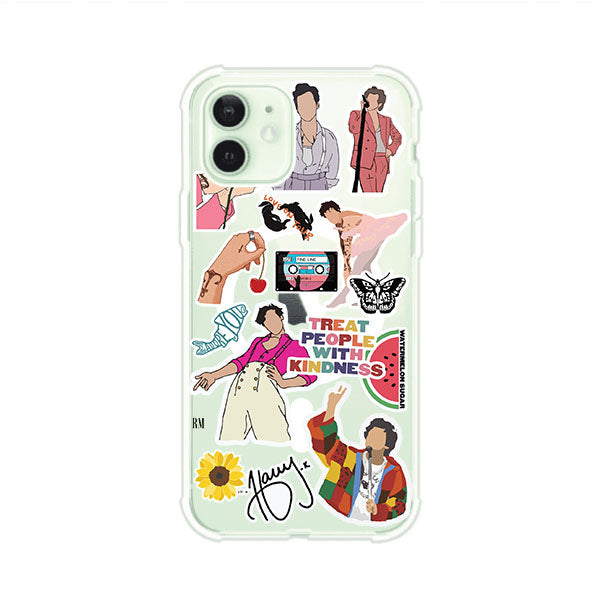 Funda para iPhone con diseño de stickers inspirados en Harry Styles. Incluye frases como "Treat People With Kindness", dibujos de outfits icónicos, girasoles, y elementos retro sobre base transparente. Ideal para fans. Producto de Remark Mx