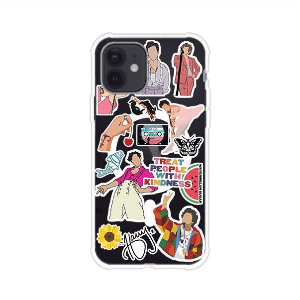 Funda para iPhone con diseño de stickers inspirados en Harry Styles. Incluye frases como "Treat People With Kindness", dibujos de outfits icónicos, girasoles, y elementos retro sobre base transparente. Ideal para fans. Producto de Remark Mx