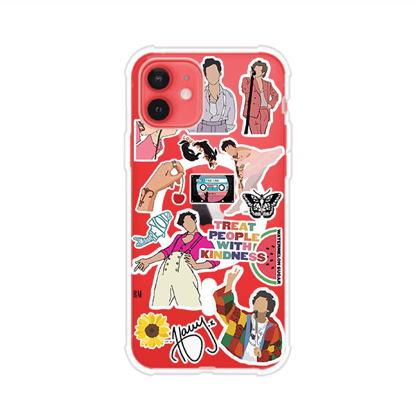Funda para iPhone con diseño de stickers inspirados en Harry Styles. Incluye frases como "Treat People With Kindness", dibujos de outfits icónicos, girasoles, y elementos retro sobre base transparente. Ideal para fans. Producto de Remark Mx