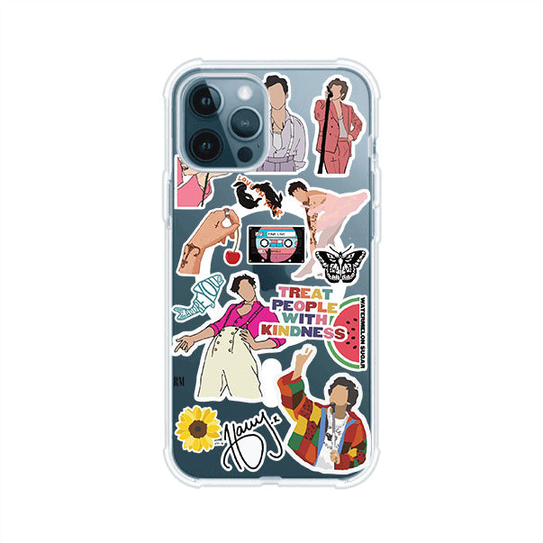 Funda para iPhone con diseño de stickers inspirados en Harry Styles. Incluye frases como "Treat People With Kindness", dibujos de outfits icónicos, girasoles, y elementos retro sobre base transparente. Ideal para fans. Producto de Remark Mx