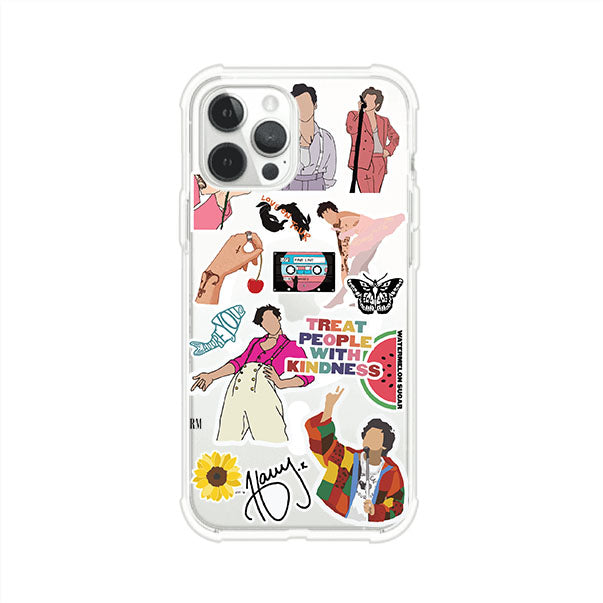 Funda para iPhone con diseño de stickers inspirados en Harry Styles. Incluye frases como "Treat People With Kindness", dibujos de outfits icónicos, girasoles, y elementos retro sobre base transparente. Ideal para fans. Producto de Remark Mx