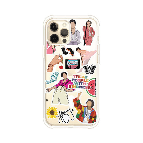 Funda para iPhone con diseño de stickers inspirados en Harry Styles. Incluye frases como "Treat People With Kindness", dibujos de outfits icónicos, girasoles, y elementos retro sobre base transparente. Ideal para fans. Producto de Remark Mx