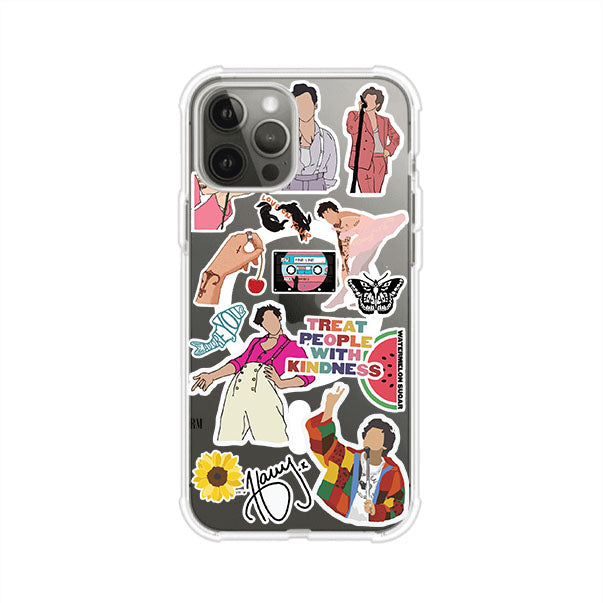 Funda para iPhone con diseño de stickers inspirados en Harry Styles. Incluye frases como "Treat People With Kindness", dibujos de outfits icónicos, girasoles, y elementos retro sobre base transparente. Ideal para fans. Producto de Remark Mx