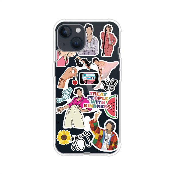 Funda para iPhone con diseño de stickers inspirados en Harry Styles. Incluye frases como "Treat People With Kindness", dibujos de outfits icónicos, girasoles, y elementos retro sobre base transparente. Ideal para fans. Producto de Remark Mx