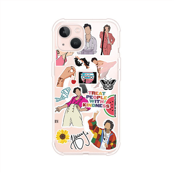 Funda para iPhone con diseño de stickers inspirados en Harry Styles. Incluye frases como "Treat People With Kindness", dibujos de outfits icónicos, girasoles, y elementos retro sobre base transparente. Ideal para fans. Producto de Remark Mx