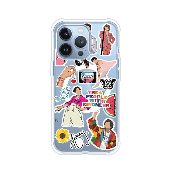 Funda para iPhone con diseño de stickers inspirados en Harry Styles. Incluye frases como "Treat People With Kindness", dibujos de outfits icónicos, girasoles, y elementos retro sobre base transparente. Ideal para fans. Producto de Remark Mx