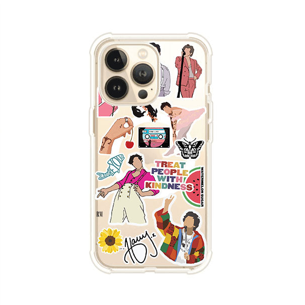 Funda para iPhone con diseño de stickers inspirados en Harry Styles. Incluye frases como "Treat People With Kindness", dibujos de outfits icónicos, girasoles, y elementos retro sobre base transparente. Ideal para fans. Producto de Remark Mx