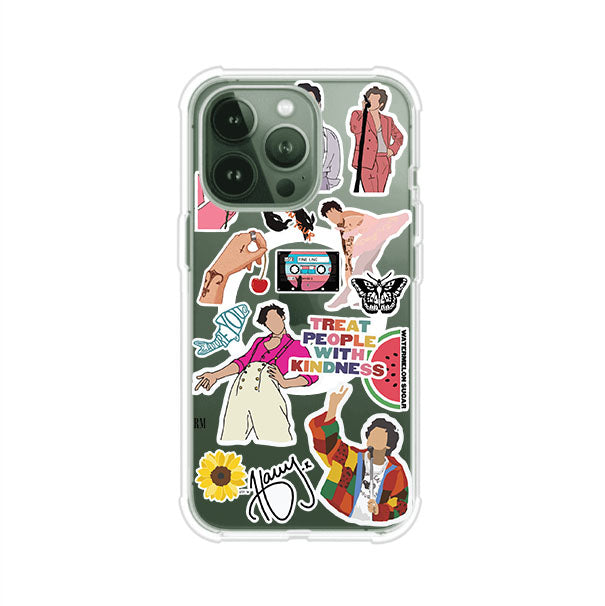 Funda para iPhone con diseño de stickers inspirados en Harry Styles. Incluye frases como "Treat People With Kindness", dibujos de outfits icónicos, girasoles, y elementos retro sobre base transparente. Ideal para fans. Producto de Remark Mx