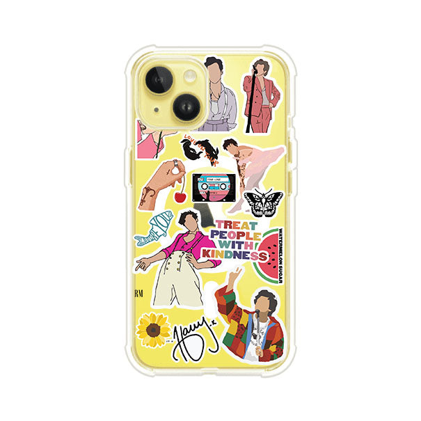 Funda para iPhone con diseño de stickers inspirados en Harry Styles. Incluye frases como "Treat People With Kindness", dibujos de outfits icónicos, girasoles, y elementos retro sobre base transparente. Ideal para fans. Producto de Remark Mx