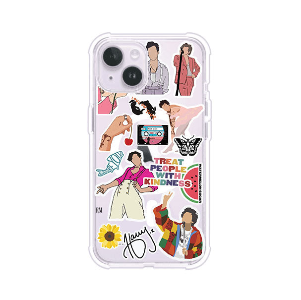 Funda para iPhone con diseño de stickers inspirados en Harry Styles. Incluye frases como "Treat People With Kindness", dibujos de outfits icónicos, girasoles, y elementos retro sobre base transparente. Ideal para fans. Producto de Remark Mx