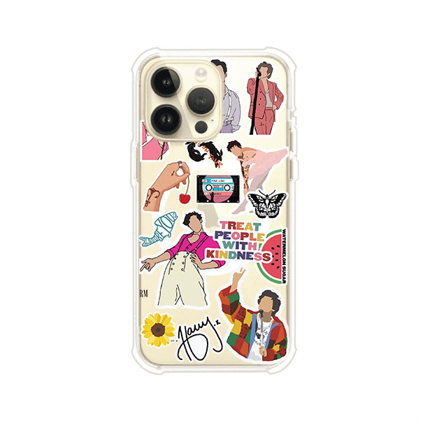Funda para iPhone con diseño de stickers inspirados en Harry Styles. Incluye frases como "Treat People With Kindness", dibujos de outfits icónicos, girasoles, y elementos retro sobre base transparente. Ideal para fans. Producto de Remark Mx