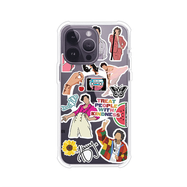 Funda para iPhone con diseño de stickers inspirados en Harry Styles. Incluye frases como "Treat People With Kindness", dibujos de outfits icónicos, girasoles, y elementos retro sobre base transparente. Ideal para fans. Producto de Remark Mx