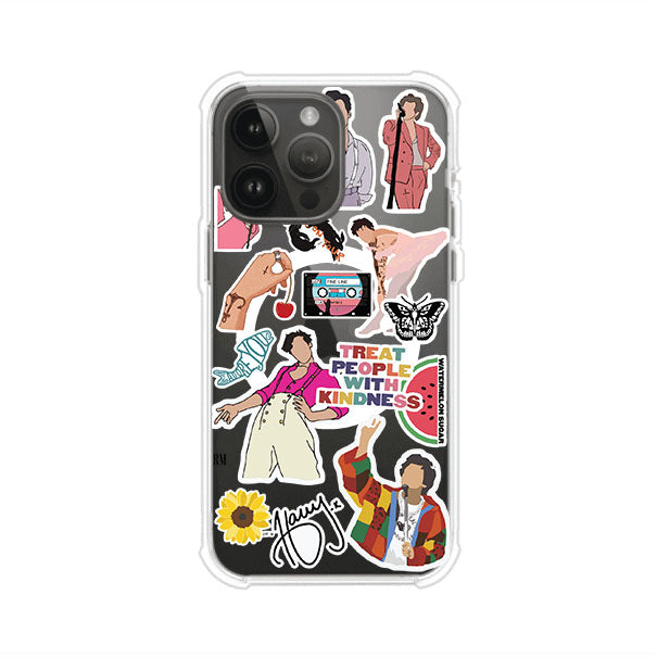 Funda para iPhone con diseño de stickers inspirados en Harry Styles. Incluye frases como "Treat People With Kindness", dibujos de outfits icónicos, girasoles, y elementos retro sobre base transparente. Ideal para fans. Producto de Remark Mx