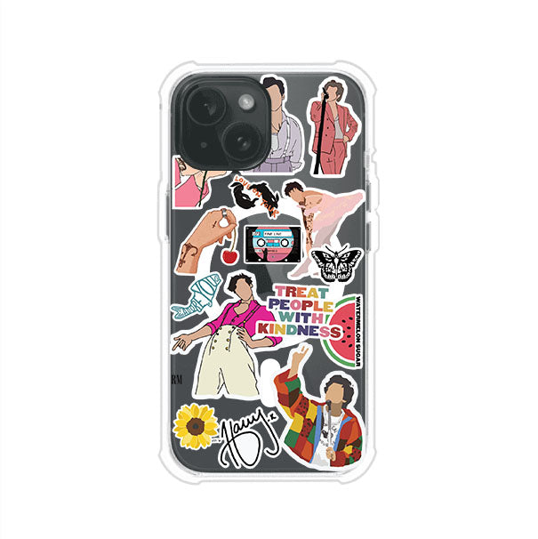 Funda para iPhone con diseño de stickers inspirados en Harry Styles. Incluye frases como "Treat People With Kindness", dibujos de outfits icónicos, girasoles, y elementos retro sobre base transparente. Ideal para fans. Producto de Remark Mx