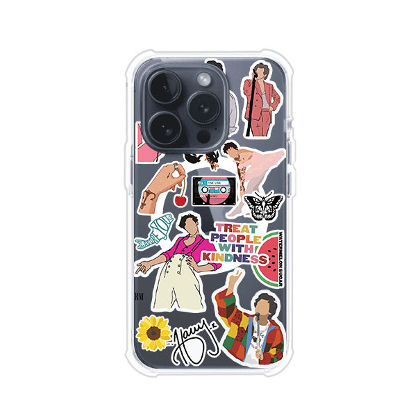 Funda para iPhone con diseño de stickers inspirados en Harry Styles. Incluye frases como "Treat People With Kindness", dibujos de outfits icónicos, girasoles, y elementos retro sobre base transparente. Ideal para fans. Producto de Remark Mx