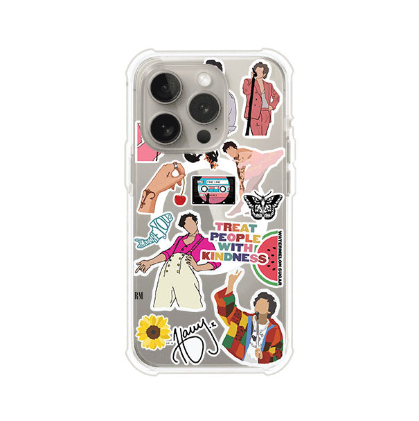 Funda para iPhone con diseño de stickers inspirados en Harry Styles. Incluye frases como "Treat People With Kindness", dibujos de outfits icónicos, girasoles, y elementos retro sobre base transparente. Ideal para fans. Producto de Remark Mx