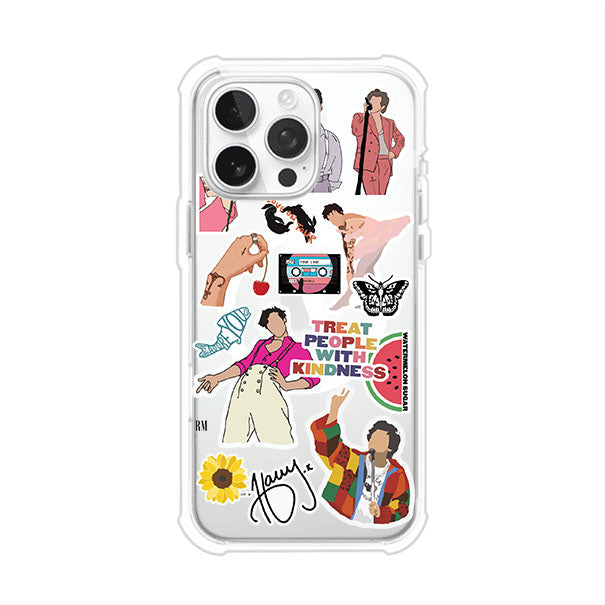 Funda para iPhone con diseño de stickers inspirados en Harry Styles. Incluye frases como "Treat People With Kindness", dibujos de outfits icónicos, girasoles, y elementos retro sobre base transparente. Ideal para fans. Producto de Remark Mx
