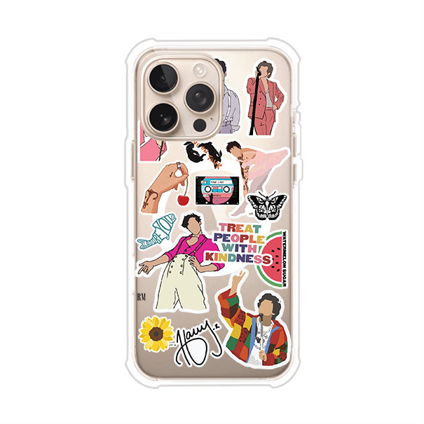 Funda para iPhone con diseño de stickers inspirados en Harry Styles. Incluye frases como "Treat People With Kindness", dibujos de outfits icónicos, girasoles, y elementos retro sobre base transparente. Ideal para fans. Producto de Remark Mx