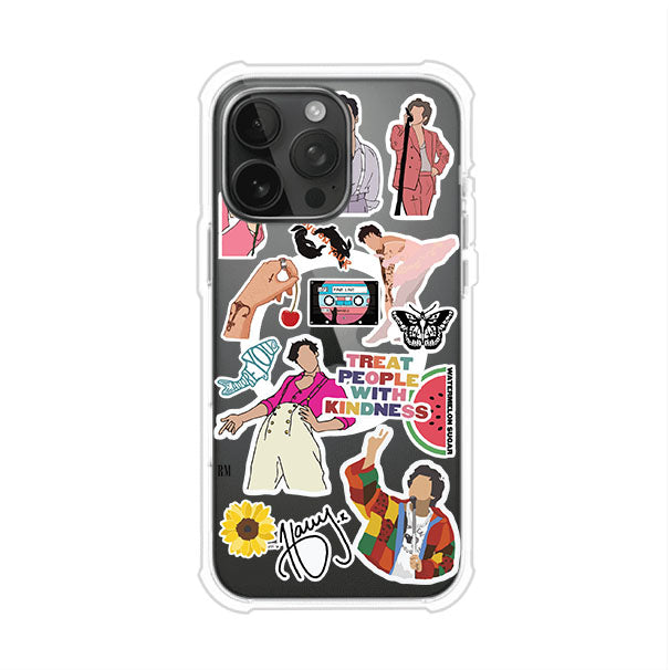 Funda para iPhone con diseño de stickers inspirados en Harry Styles. Incluye frases como "Treat People With Kindness", dibujos de outfits icónicos, girasoles, y elementos retro sobre base transparente. Ideal para fans. Producto de Remark Mx