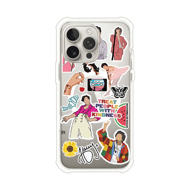 Funda para iPhone con diseño de stickers inspirados en Harry Styles. Incluye frases como "Treat People With Kindness", dibujos de outfits icónicos, girasoles, y elementos retro sobre base transparente. Ideal para fans. Producto de Remark Mx