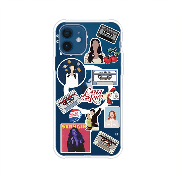 Funda para iPhone con diseño collage de Lana Del Rey en fondo rojo. Incluye stickers de cassettes, cerezas, retratos y frases icónicas. Estilo retro y nostálgico para fans de Lana.
