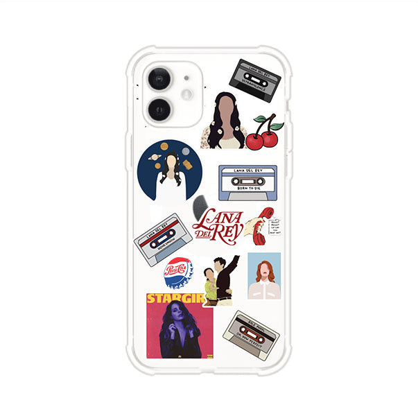 Funda para iPhone con diseño collage de Lana Del Rey en fondo rojo. Incluye stickers de cassettes, cerezas, retratos y frases icónicas. Estilo retro y nostálgico para fans de Lana.