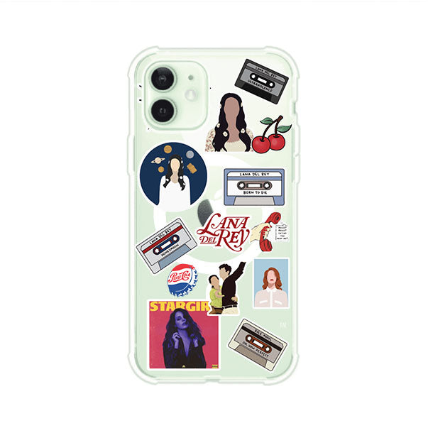 Funda para iPhone con diseño collage de Lana Del Rey en fondo rojo. Incluye stickers de cassettes, cerezas, retratos y frases icónicas. Estilo retro y nostálgico para fans de Lana.