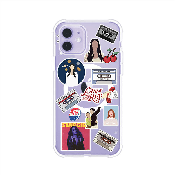 Funda para iPhone con diseño collage de Lana Del Rey en fondo rojo. Incluye stickers de cassettes, cerezas, retratos y frases icónicas. Estilo retro y nostálgico para fans de Lana.