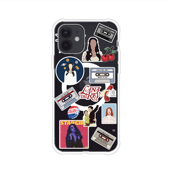 Funda para iPhone con diseño collage de Lana Del Rey en fondo rojo. Incluye stickers de cassettes, cerezas, retratos y frases icónicas. Estilo retro y nostálgico para fans de Lana.