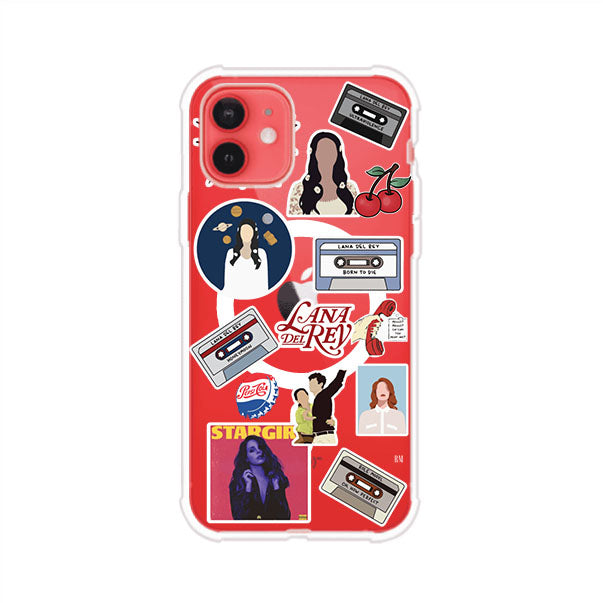 Funda para iPhone con diseño collage de Lana Del Rey en fondo rojo. Incluye stickers de cassettes, cerezas, retratos y frases icónicas. Estilo retro y nostálgico para fans de Lana.