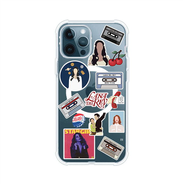 Funda para iPhone con diseño collage de Lana Del Rey en fondo rojo. Incluye stickers de cassettes, cerezas, retratos y frases icónicas. Estilo retro y nostálgico para fans de Lana.