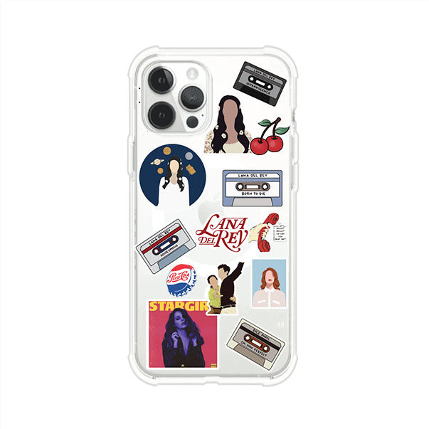 Funda para iPhone con diseño collage de Lana Del Rey en fondo rojo. Incluye stickers de cassettes, cerezas, retratos y frases icónicas. Estilo retro y nostálgico para fans de Lana.