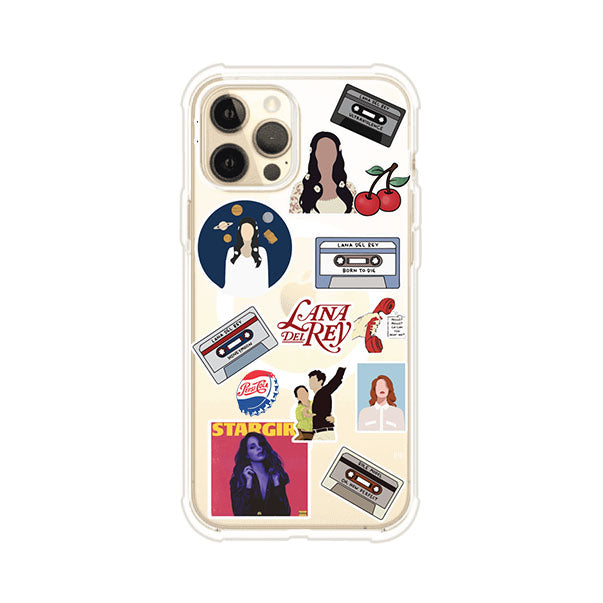 Funda para iPhone con diseño collage de Lana Del Rey en fondo rojo. Incluye stickers de cassettes, cerezas, retratos y frases icónicas. Estilo retro y nostálgico para fans de Lana.
