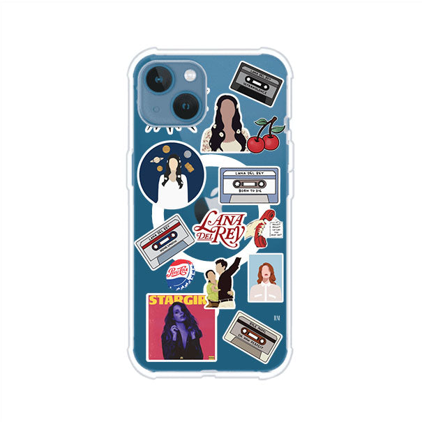 Funda para iPhone con diseño collage de Lana Del Rey en fondo rojo. Incluye stickers de cassettes, cerezas, retratos y frases icónicas. Estilo retro y nostálgico para fans de Lana.