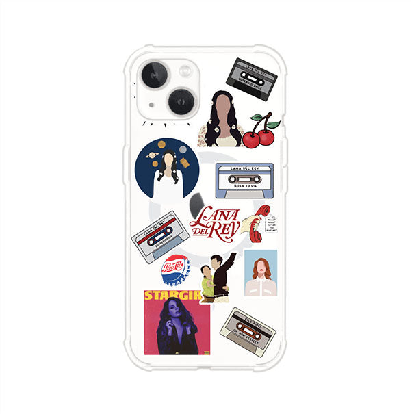 Funda para iPhone con diseño collage de Lana Del Rey en fondo rojo. Incluye stickers de cassettes, cerezas, retratos y frases icónicas. Estilo retro y nostálgico para fans de Lana.
