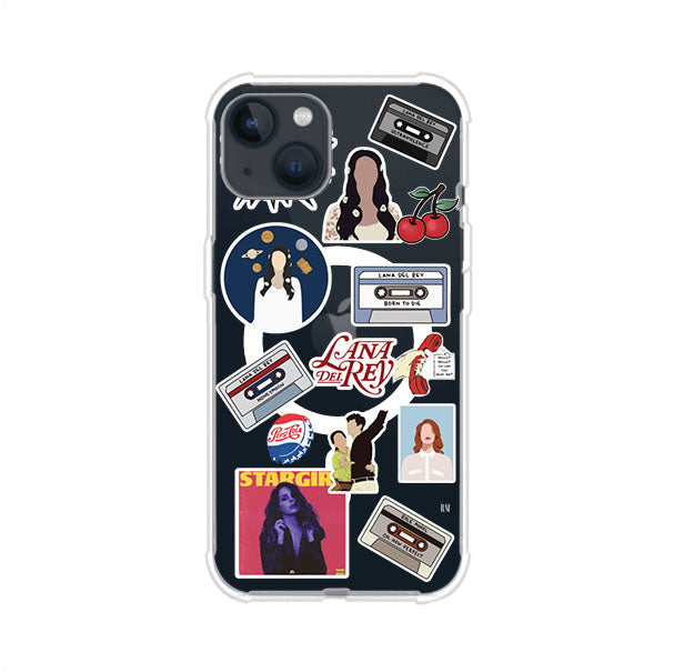 Funda para iPhone con diseño collage de Lana Del Rey en fondo rojo. Incluye stickers de cassettes, cerezas, retratos y frases icónicas. Estilo retro y nostálgico para fans de Lana.