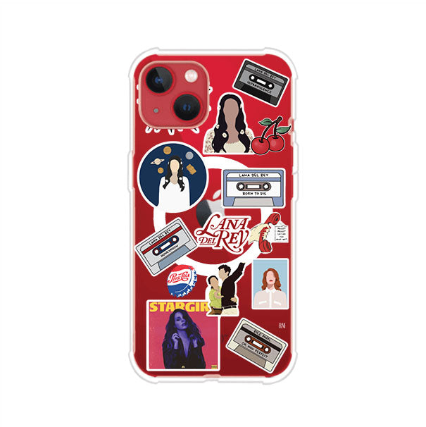 Funda para iPhone con diseño collage de Lana Del Rey en fondo rojo. Incluye stickers de cassettes, cerezas, retratos y frases icónicas. Estilo retro y nostálgico para fans de Lana.