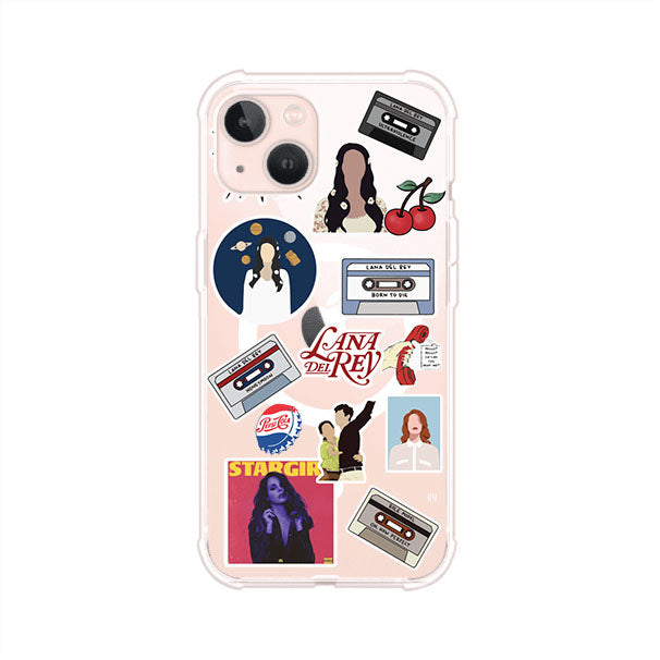 Funda para iPhone con diseño collage de Lana Del Rey en fondo rojo. Incluye stickers de cassettes, cerezas, retratos y frases icónicas. Estilo retro y nostálgico para fans de Lana.