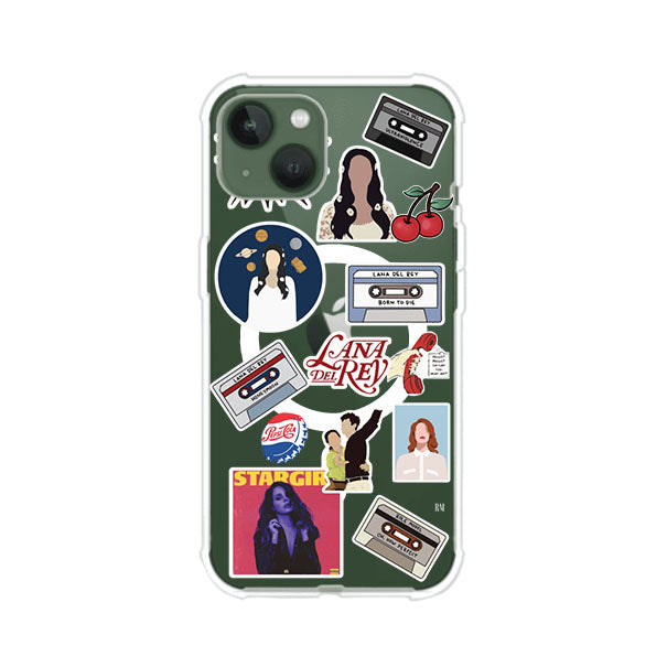 Funda para iPhone con diseño collage de Lana Del Rey en fondo rojo. Incluye stickers de cassettes, cerezas, retratos y frases icónicas. Estilo retro y nostálgico para fans de Lana.