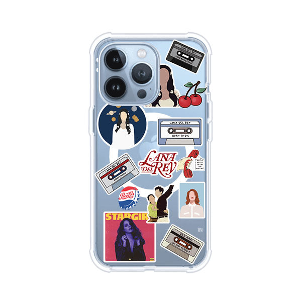 Funda para iPhone con diseño collage de Lana Del Rey en fondo rojo. Incluye stickers de cassettes, cerezas, retratos y frases icónicas. Estilo retro y nostálgico para fans de Lana.