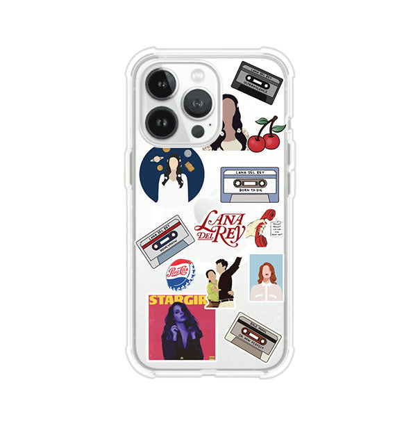 Funda para iPhone con diseño collage de Lana Del Rey en fondo rojo. Incluye stickers de cassettes, cerezas, retratos y frases icónicas. Estilo retro y nostálgico para fans de Lana.