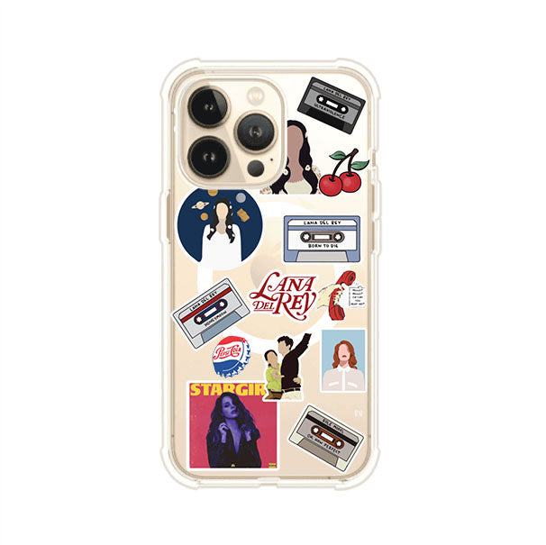 Funda para iPhone con diseño collage de Lana Del Rey en fondo rojo. Incluye stickers de cassettes, cerezas, retratos y frases icónicas. Estilo retro y nostálgico para fans de Lana.